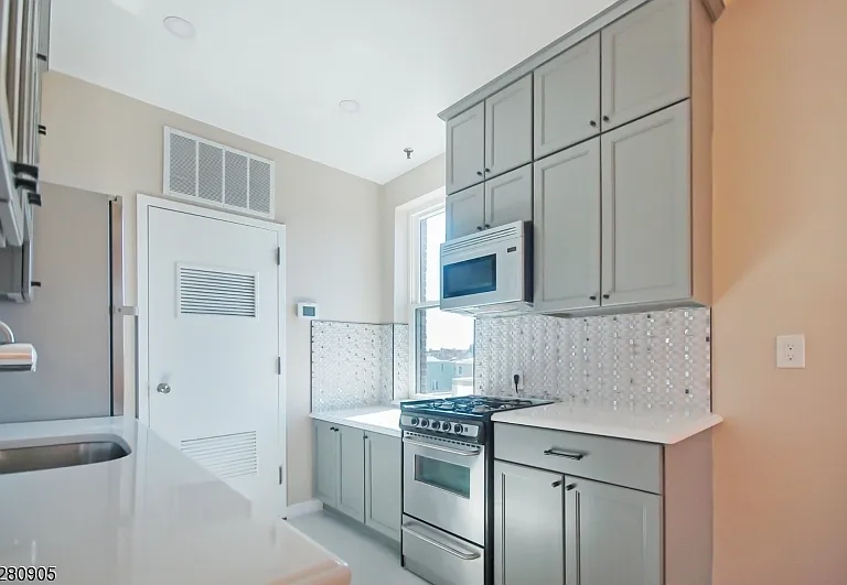 54-60 McWhorter St #307 — Photo 5
