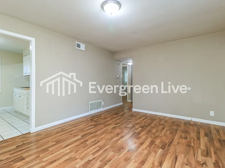 350 Brackleigh Ln — Photo 4