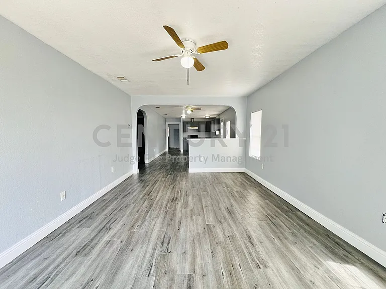 2621 E 12th St — Photo 3