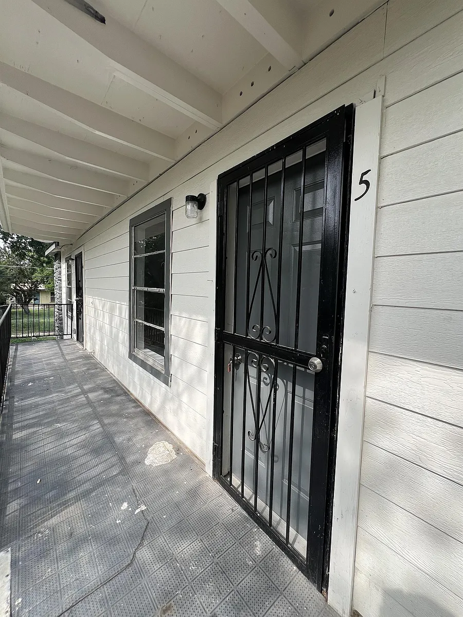 Building Photo - 1723 W Mayfield Blvd #5