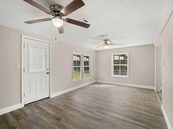 3rd image of 921 Lake Court Dr