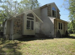 221 Bellingham Dr, Bushkill, PA 18324