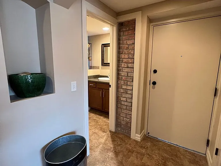3005 Harney St — Photo 9