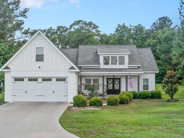 566 Lakepointe Dr, Chipley, FL 32428