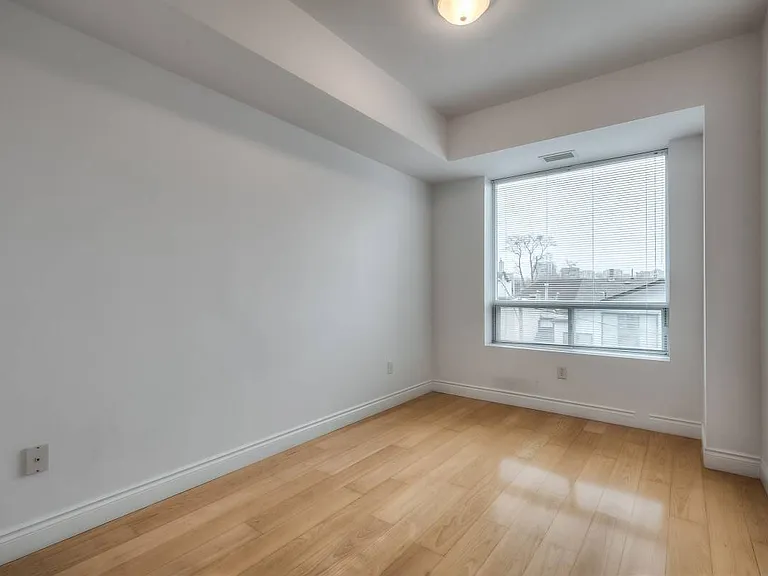 77 McMurrich St #307-U307 — Photo 12