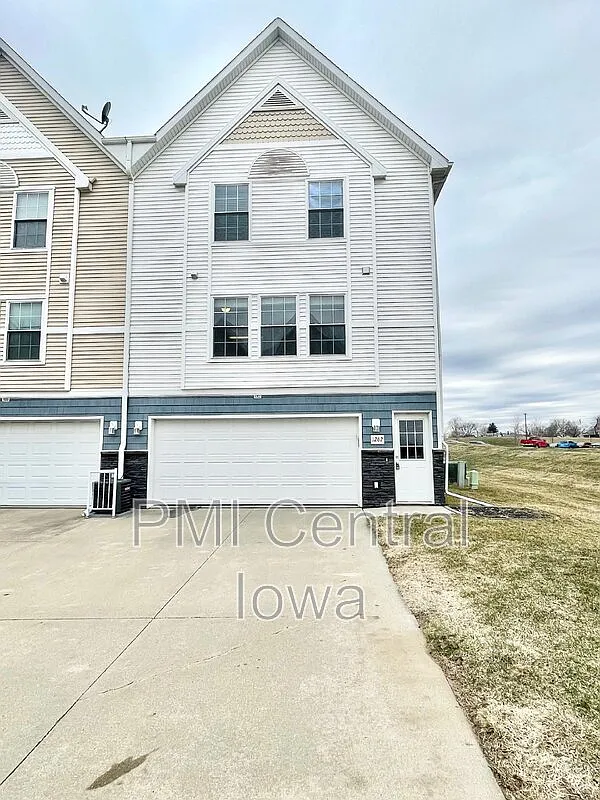 2 bed, 1.5 bath, 1056 sqft, $1,490 — Photo 1