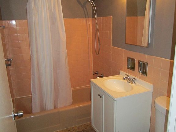 5th image of 2405 W Balmoral Ave APT 2B