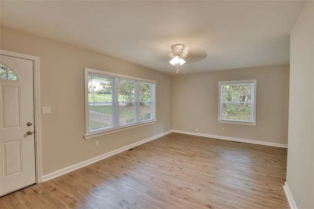 3 bed, 1.0 bath, 1000 sqft, $1,590 — Photo 4
