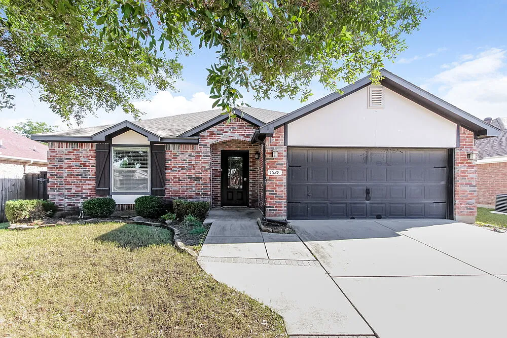 3 bed, 2.0 bath, 1392 sqft, $2,125 — Photo 1