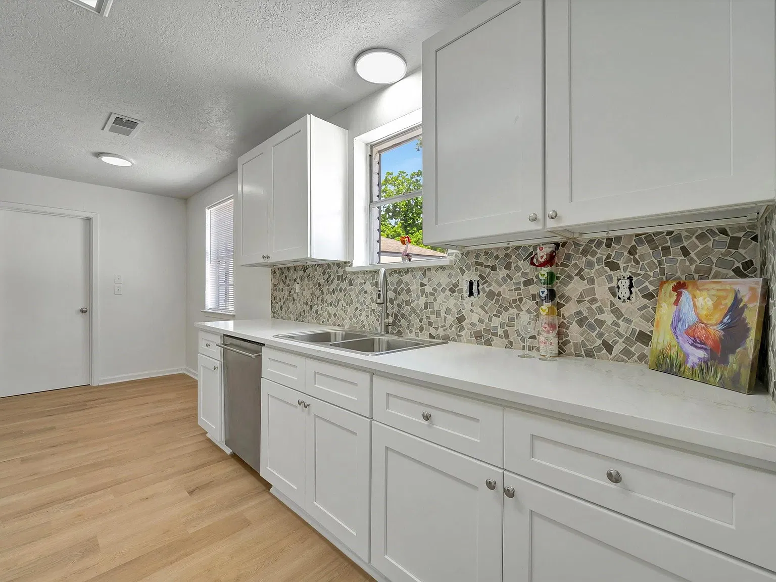 3 bed, 2.0 bath, 2129 sqft, $2,650 — Photo 4