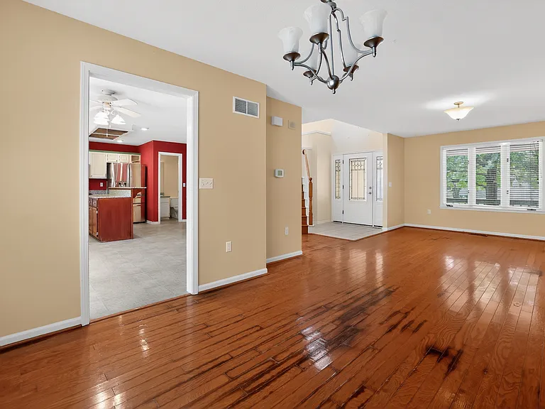 2810 Gill Ave — Photo 6