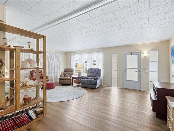 4th image of 1407 41ST AVENUE E