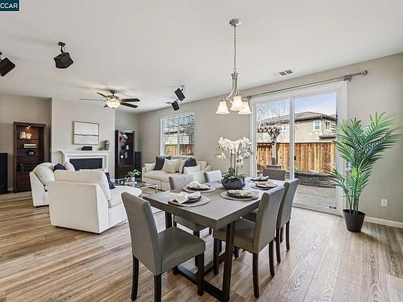 4th image of 421 W Gravino Dr #1