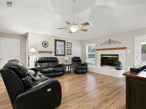 5th image of 320 Oakwood Cir