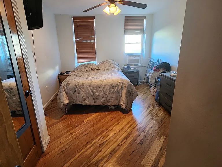 Bedroom with 2 large closets, perfect for 1 or 2 people!