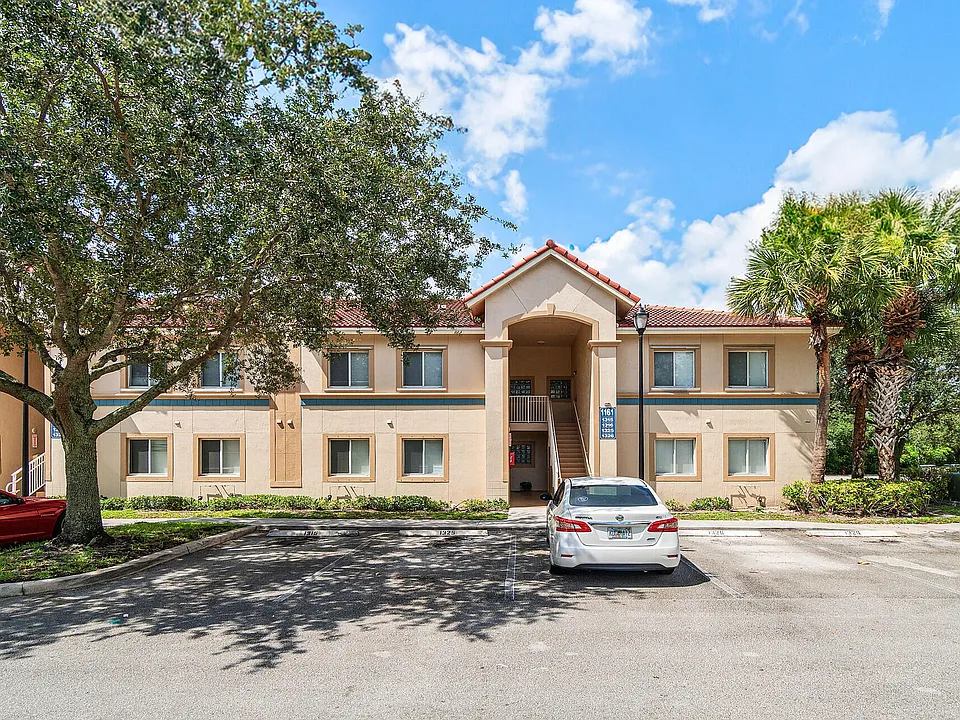 1161 Golden Lakes Blvd #1325