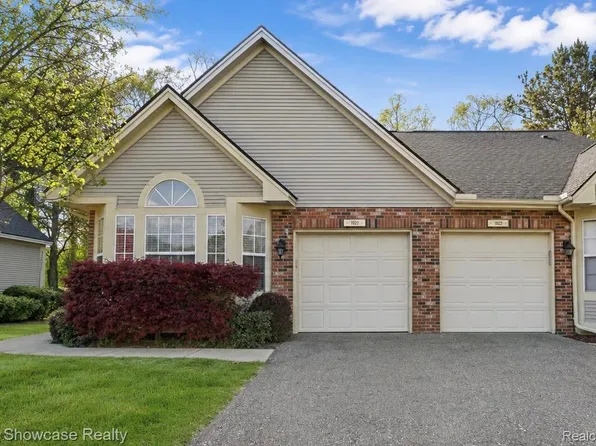 1021 Willowood Ct, Fenton, MI 48430