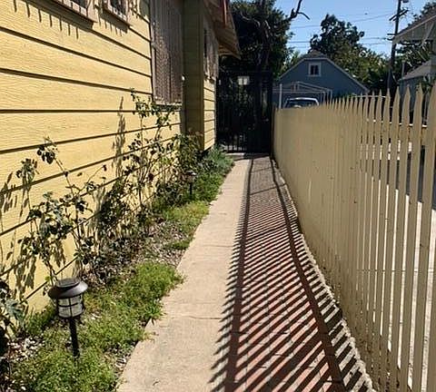 2nd image of 1022 W 46th St #2