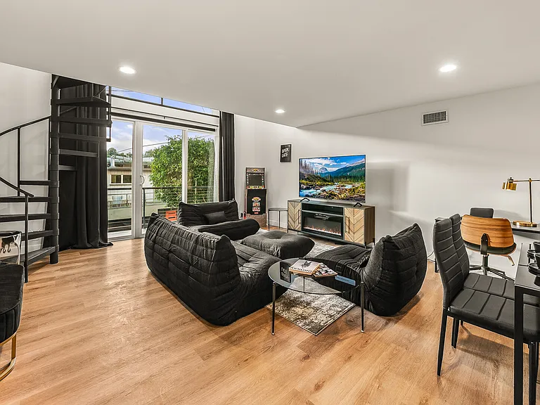 Oak Point Dr — Photo 2