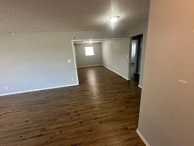 223 E Kerby Ave — Photo 2