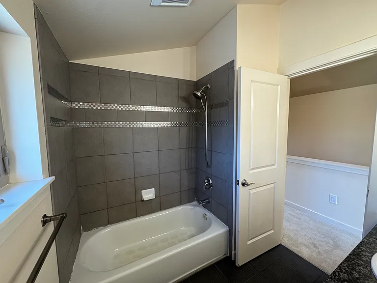 Floor 3, full bathroom