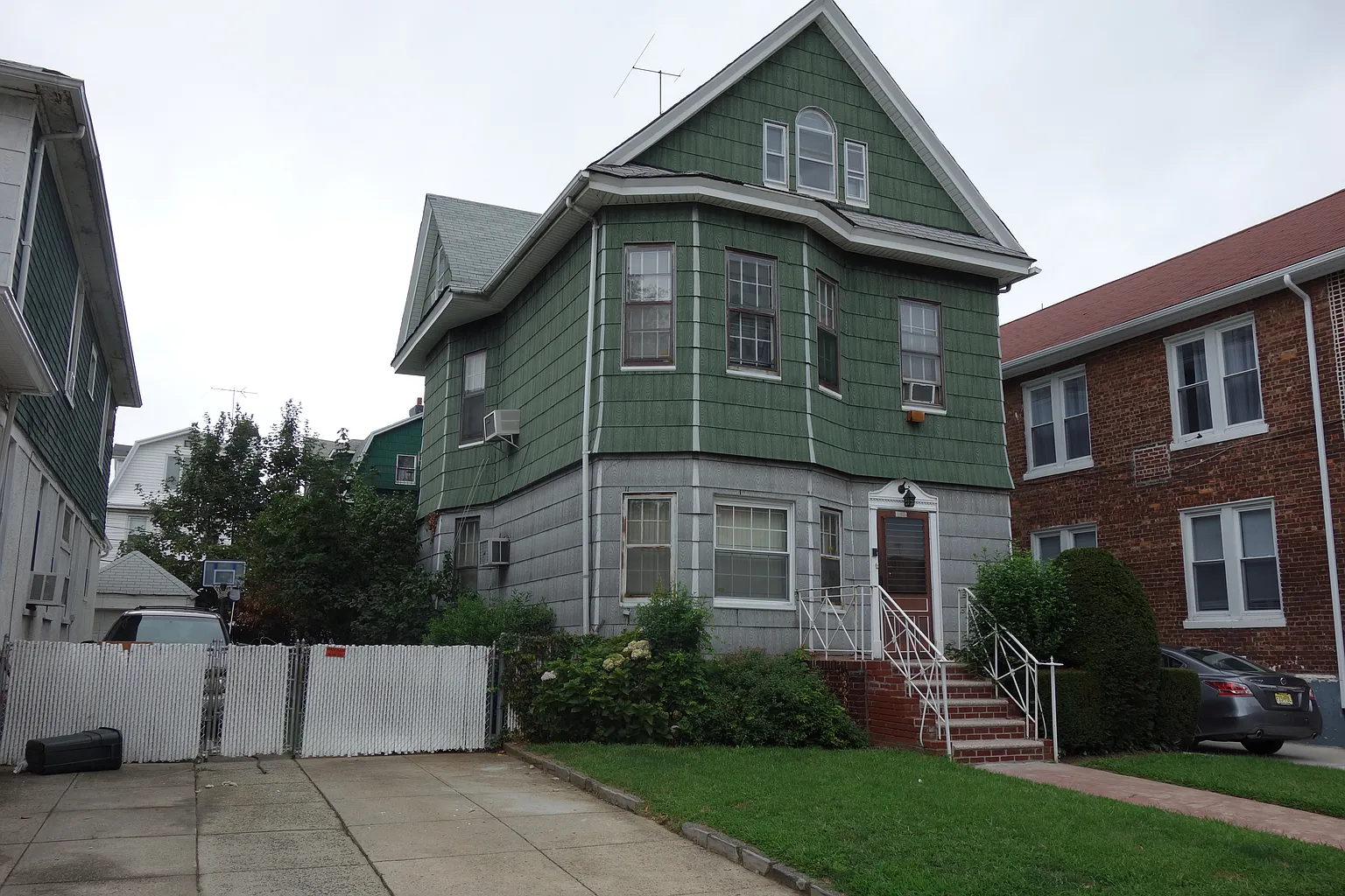 1466 E 5th St photo 1
