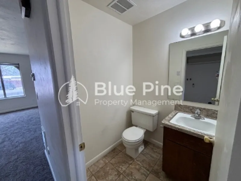 2 bed, 1.5 bath, 950 sqft, $995 — Photo 3