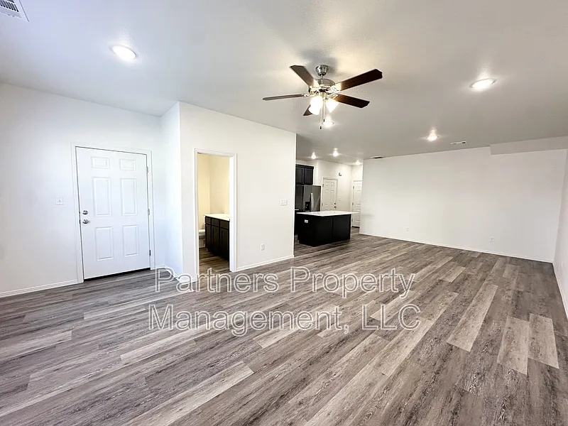 4 bed, 4.5 bath, 2000 sqft, $2,095 — Photo 4