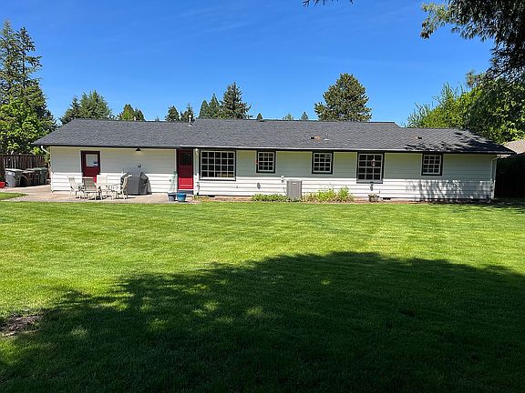 2nd image of 724 NE Darnielle Dr