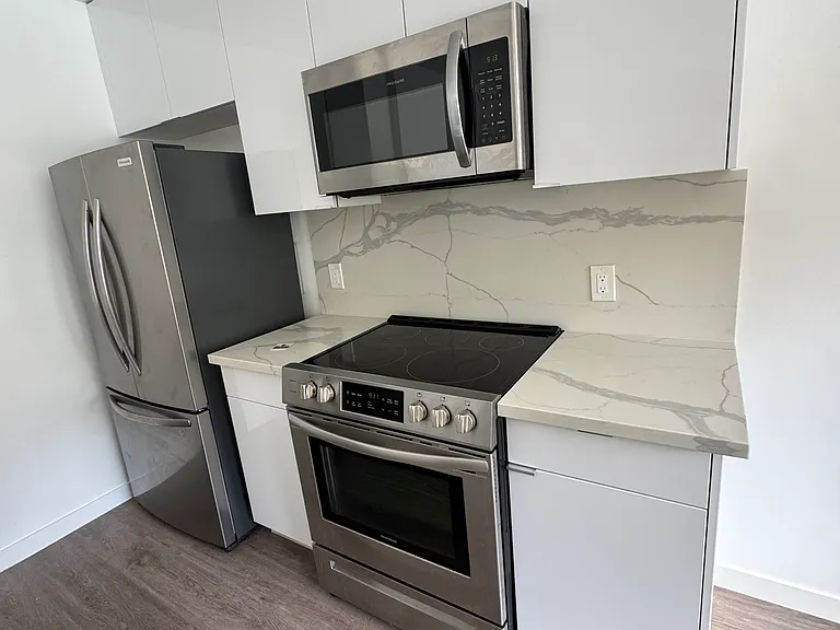 2400 Beverley Ave #5 — Photo 6