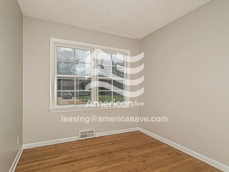 977570_010_bedroom_11.jpg