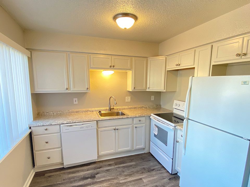2nd image of 400 W Poplar St #8115399