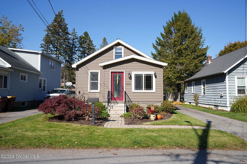 4th image of 627 Poutre Avenue
