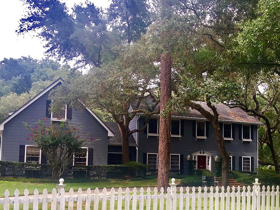 1st image of 105 E Greentree Ln