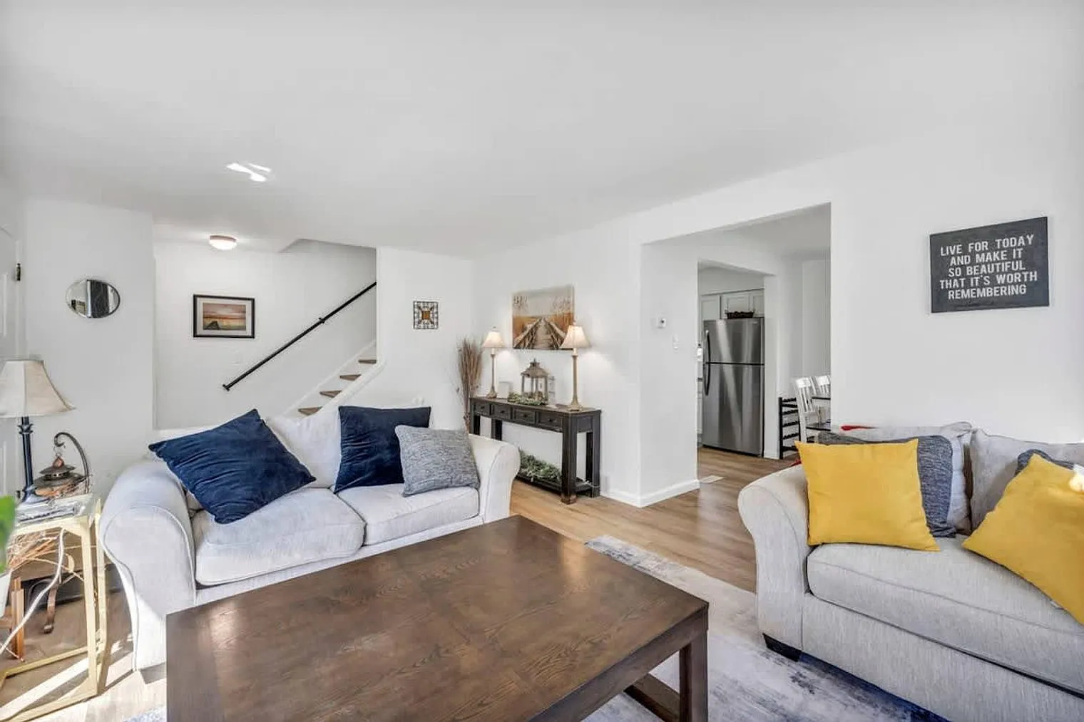 3 bed, 1.0 bath, 1076 sqft, $2,467 — Photo 3