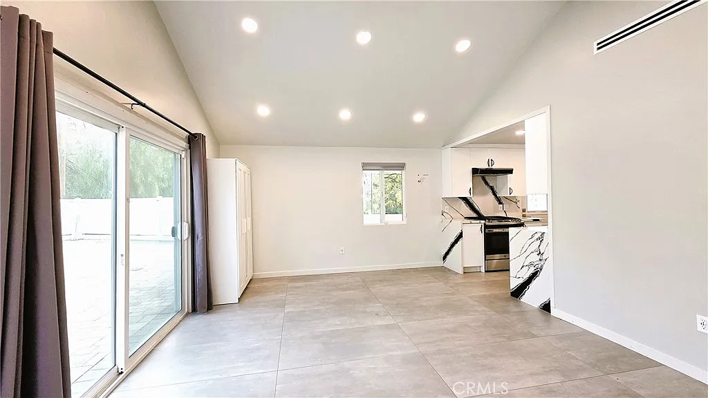 2 bed, 920 sqft, $3,495 — Photo 2