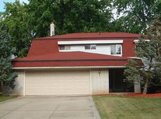 3999 Lydgate Dr, North Olmsted, OH 44070