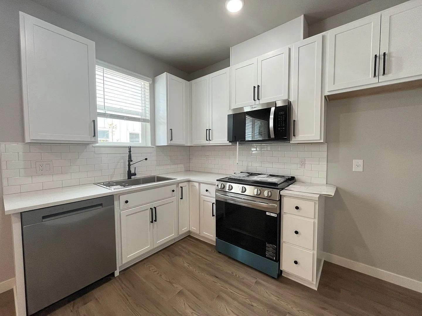 Polished & Practical Newly Built Ground-Floor Apartment — Photo 4