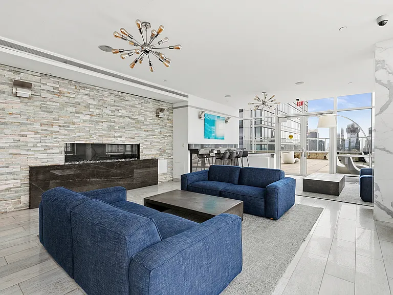 635 W 42nd St #4E — Photo 9