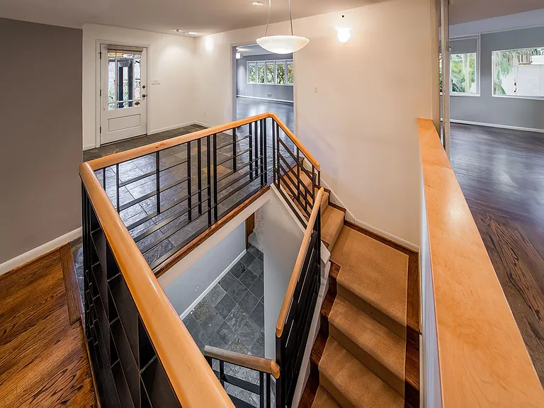 Montgomery House 2 — Photo 8