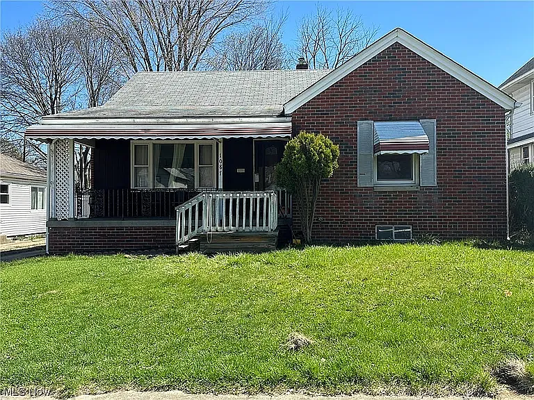 1087 N Main St