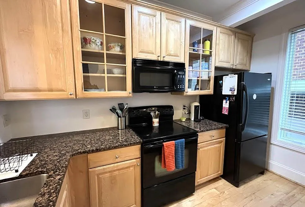 3 bed, 1330 sqft, $3,200 — Photo 4