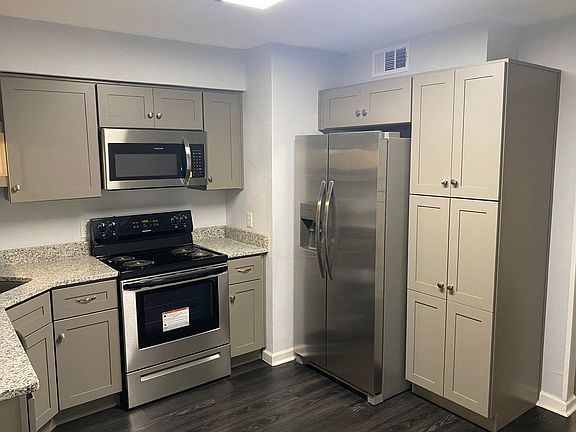 5th image of 2811 Langley Ave APT 111