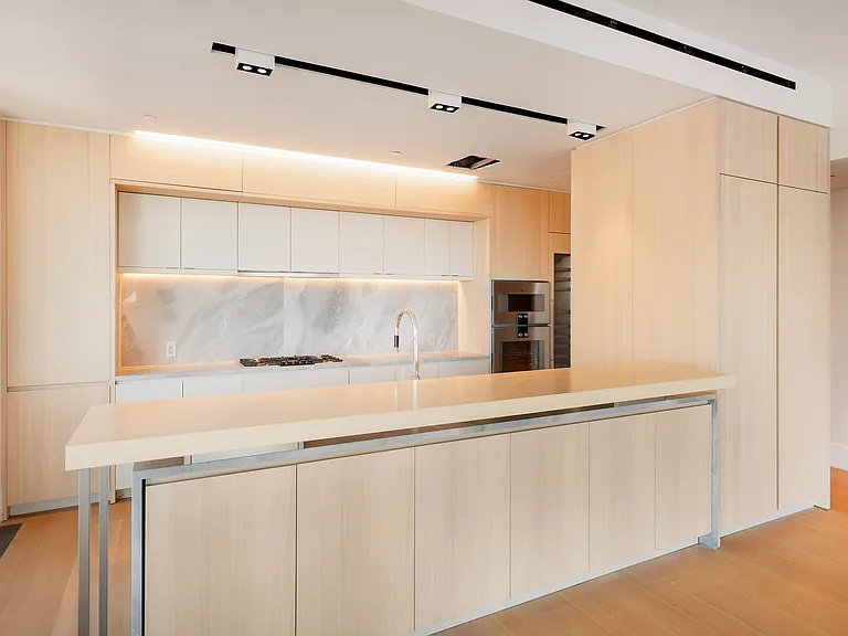 100 Vandam St #13A — Photo 8