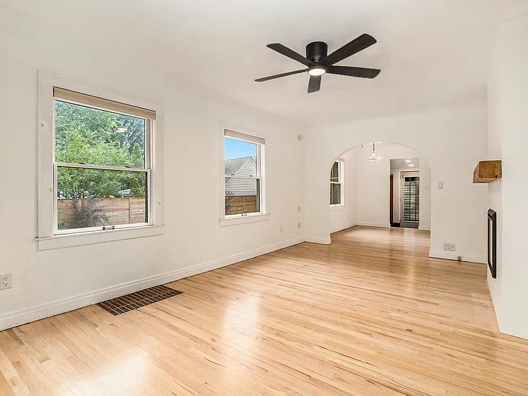 2520 Oakdale Dr — Photo 2