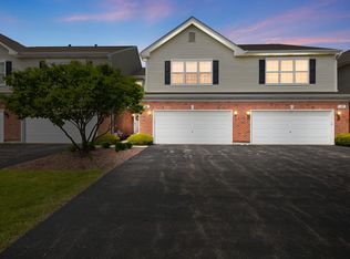 16 Black Oak Ct, Bolingbrook, IL 60490