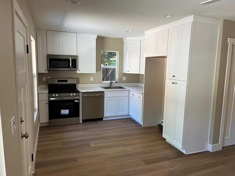 405 Hackberry Ave — Photo 2