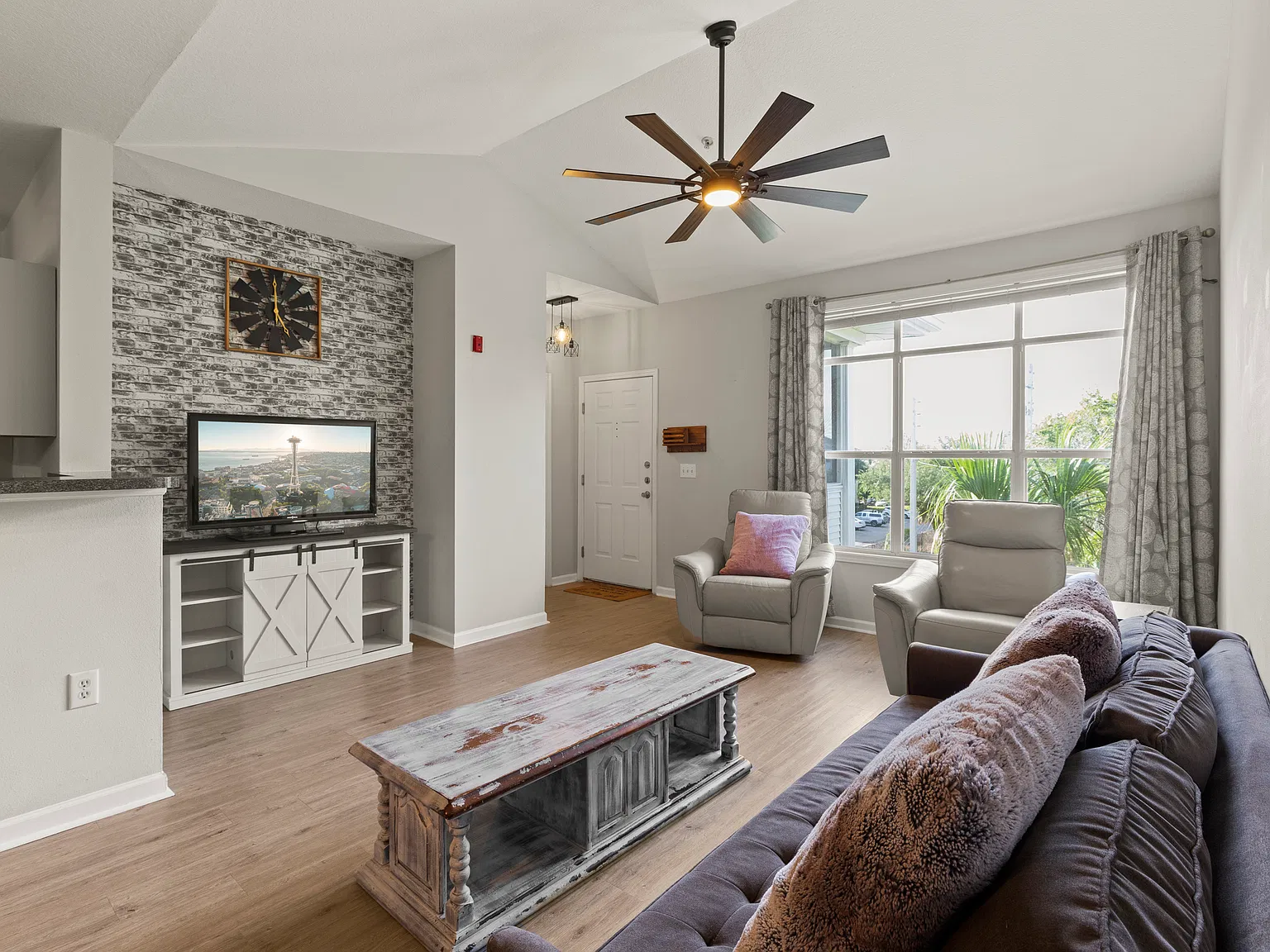 2 bed, 1048 sqft, $1,650 — Photo 3