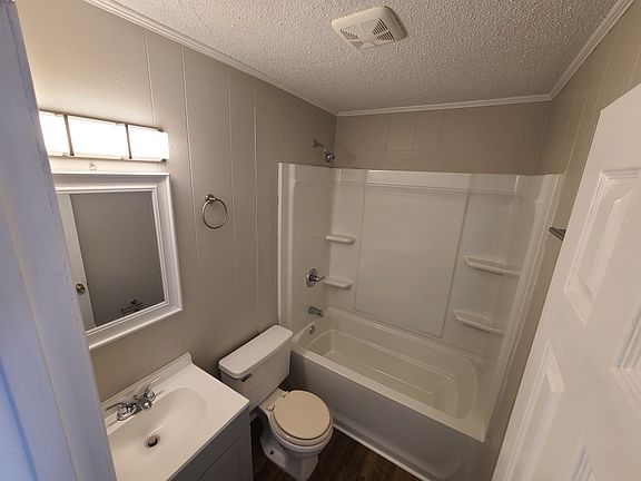 4th image of 205 E 1st St #D