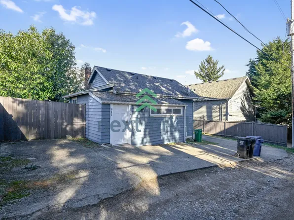 911 N 105th St, Seattle, WA 98133